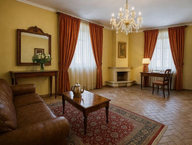 Elegante salotto classico, atmosfera calda e accogliente con arredi raffinati e luce soffusa.