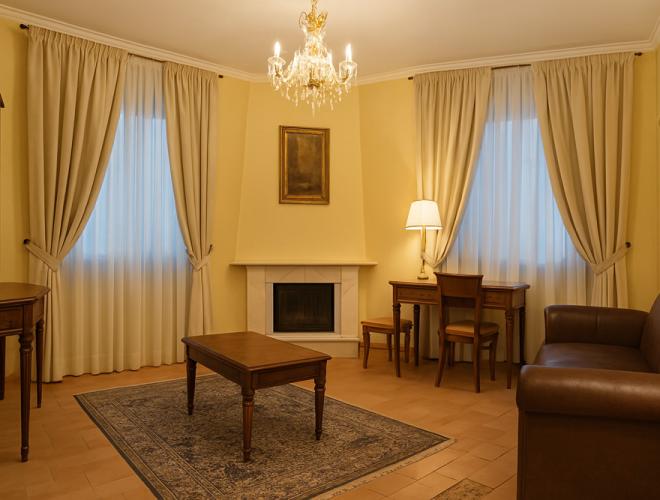 Elegante salotto classico con camino, tende morbide e illuminazione calda.
