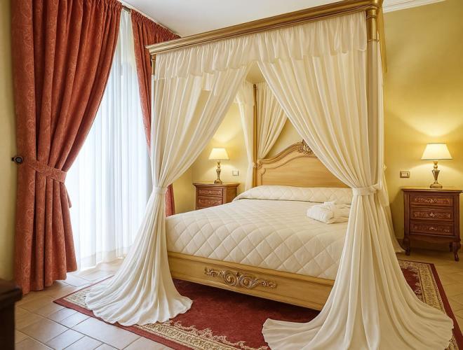 Camera elegante con letto a baldacchino, toni caldi e atmosfera accogliente.